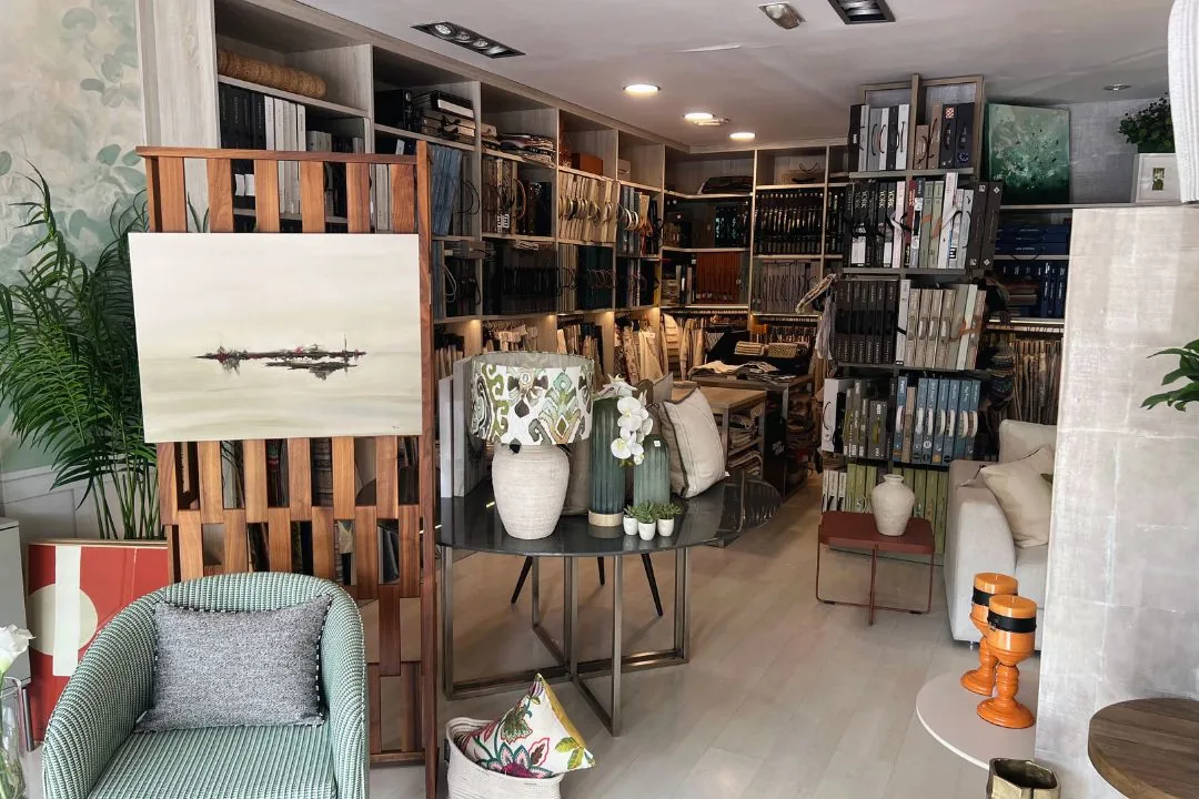 Catálogo de tejidos y telas en el showroom