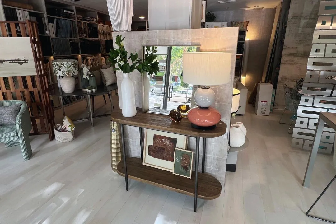 Entrada del showroom con mesa