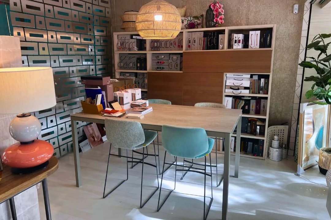 Mesa principal y sillas del showroom