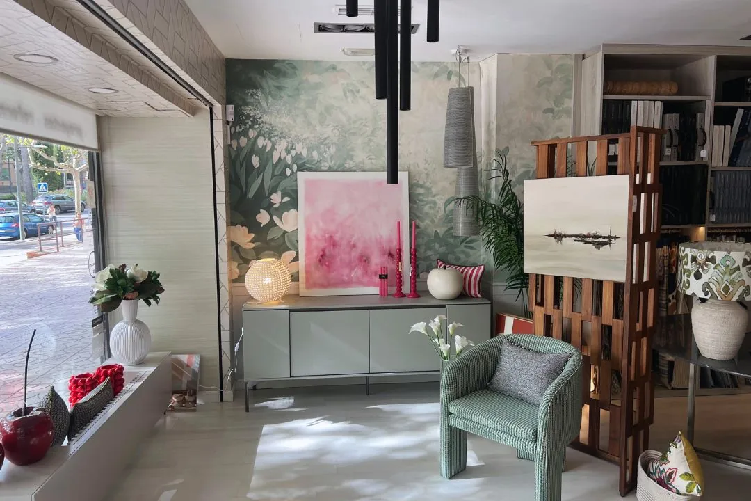 Mobiliario mixto del showroom