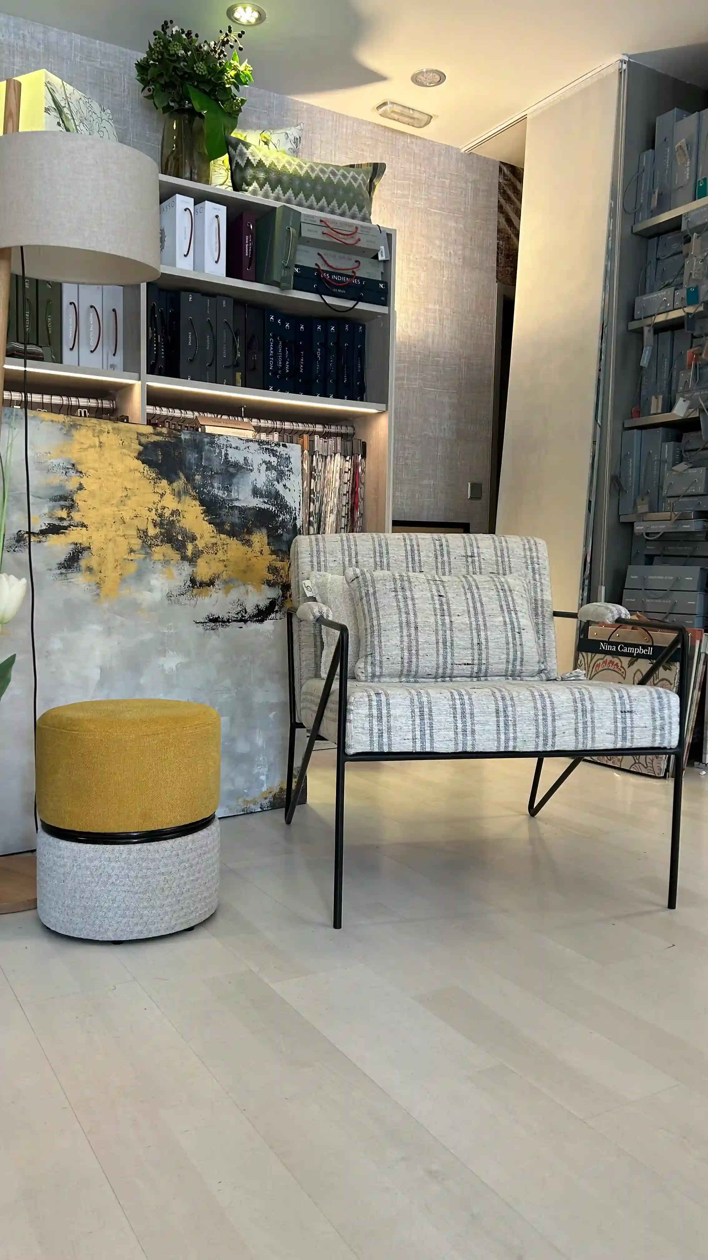 Ambiente de lectura y relajación en showroom