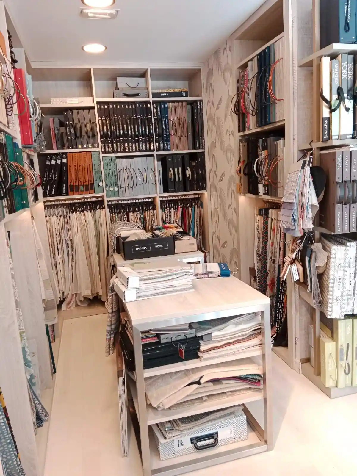 Biblioteca de telas y papeles pintados en Fancy Decor