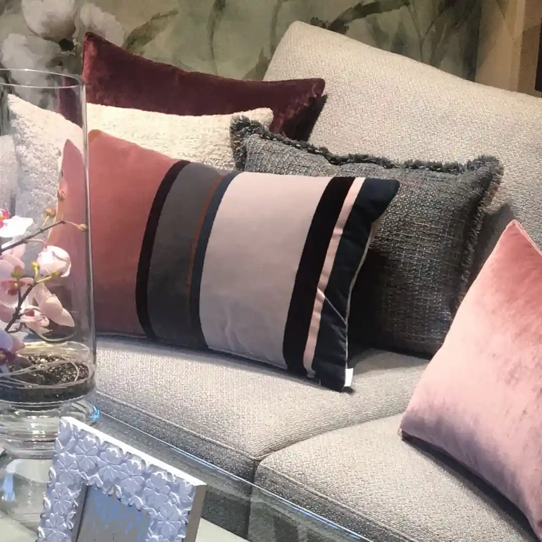 Área de textiles naturales en showroom