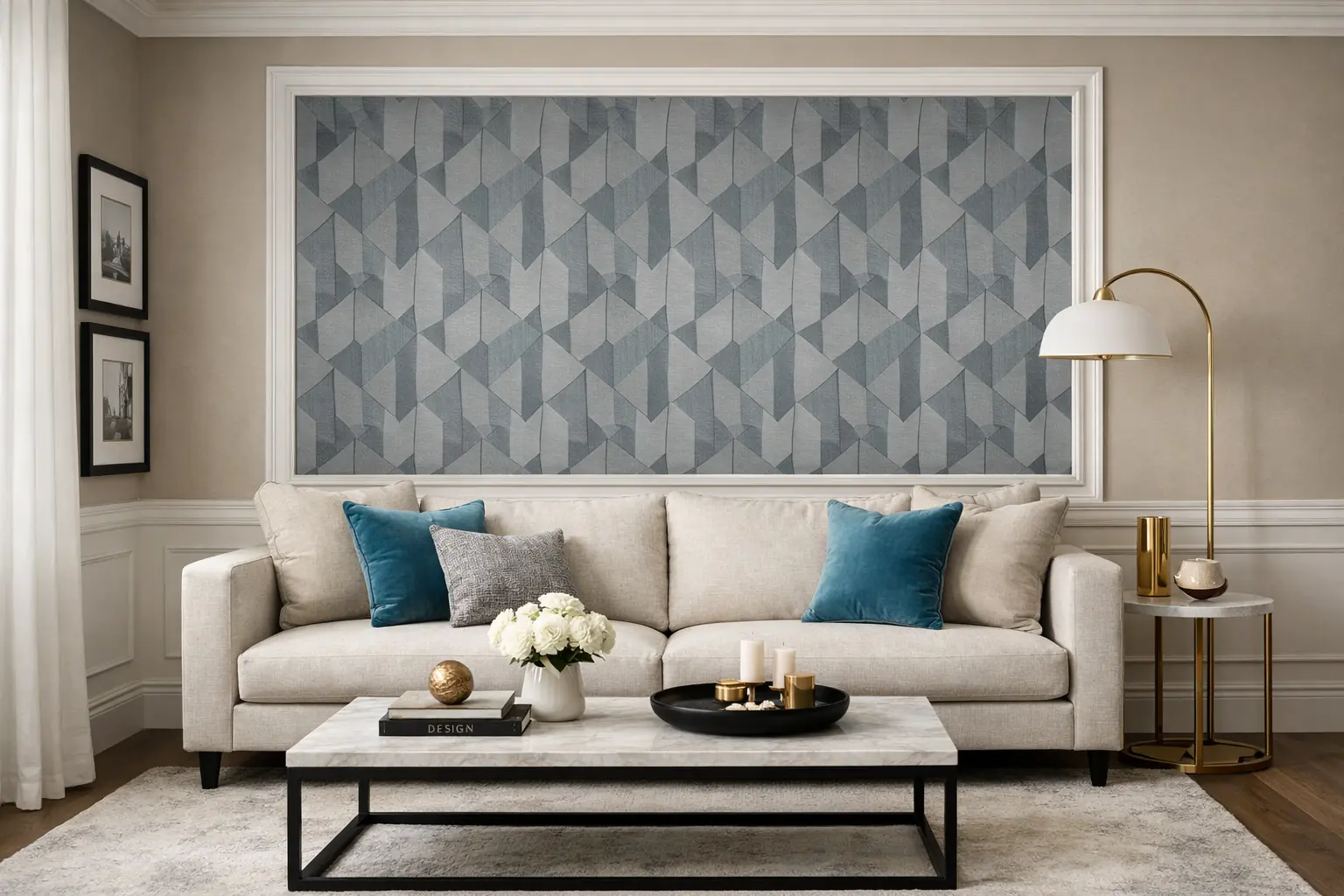 Salón elegante con papel pintado geométrico en pared de acento, molduras blancas y pintura beige en paredes complementarias, interiorismo de lujo